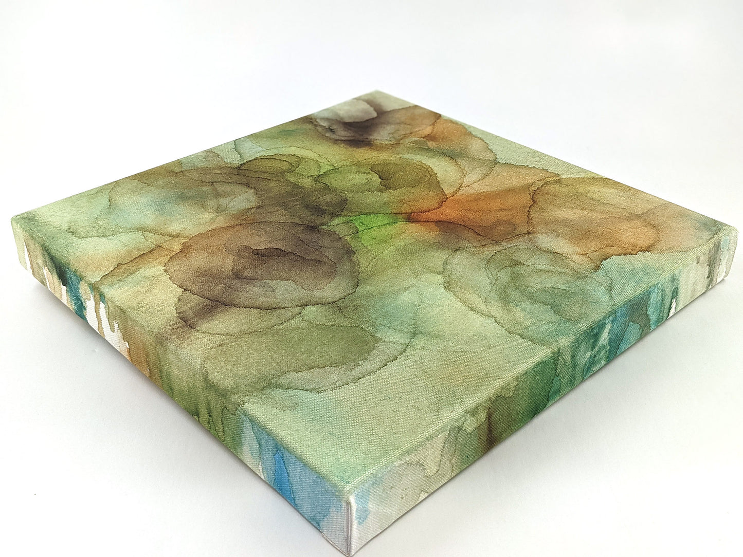 Front view of Splash in a light maple float frame.