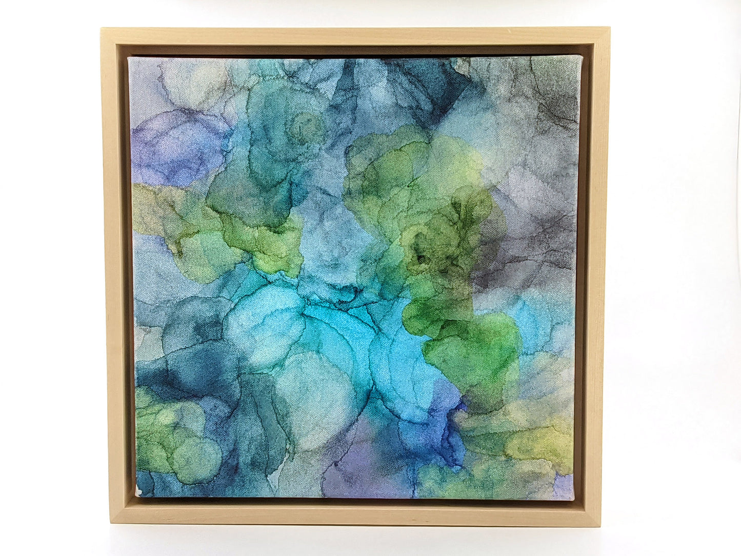 Front view of Splash in a light maple float frame.