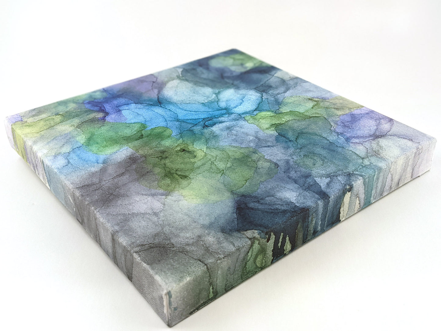Front view of Flow in a light maple float frame.